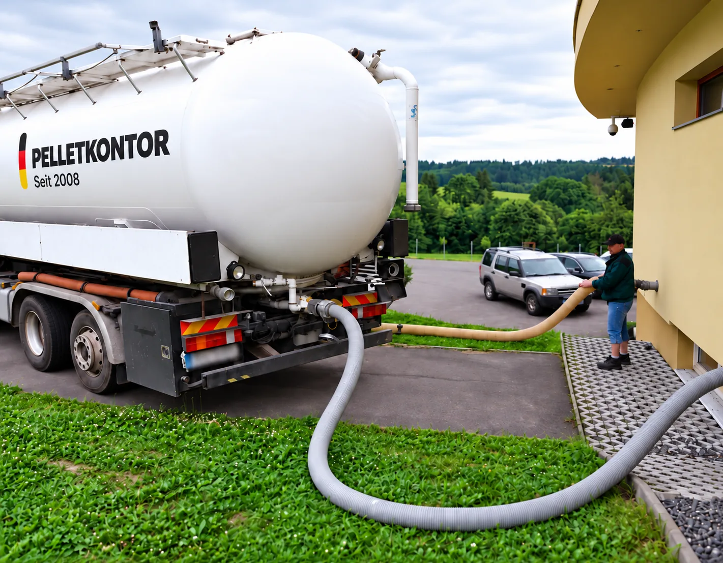 Pelletkontor Silofahrzeug bei der Lieferung von Holzpellets direkt ins Kundenlager